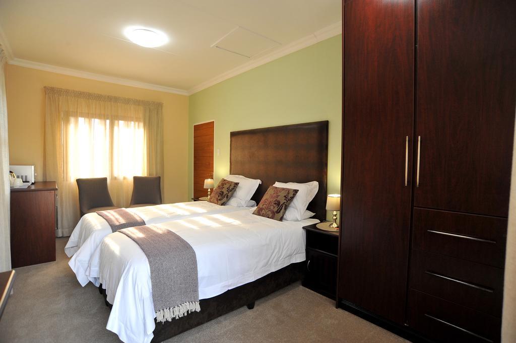 Sunset Manor Guest House Потчефструм Екстериор снимка